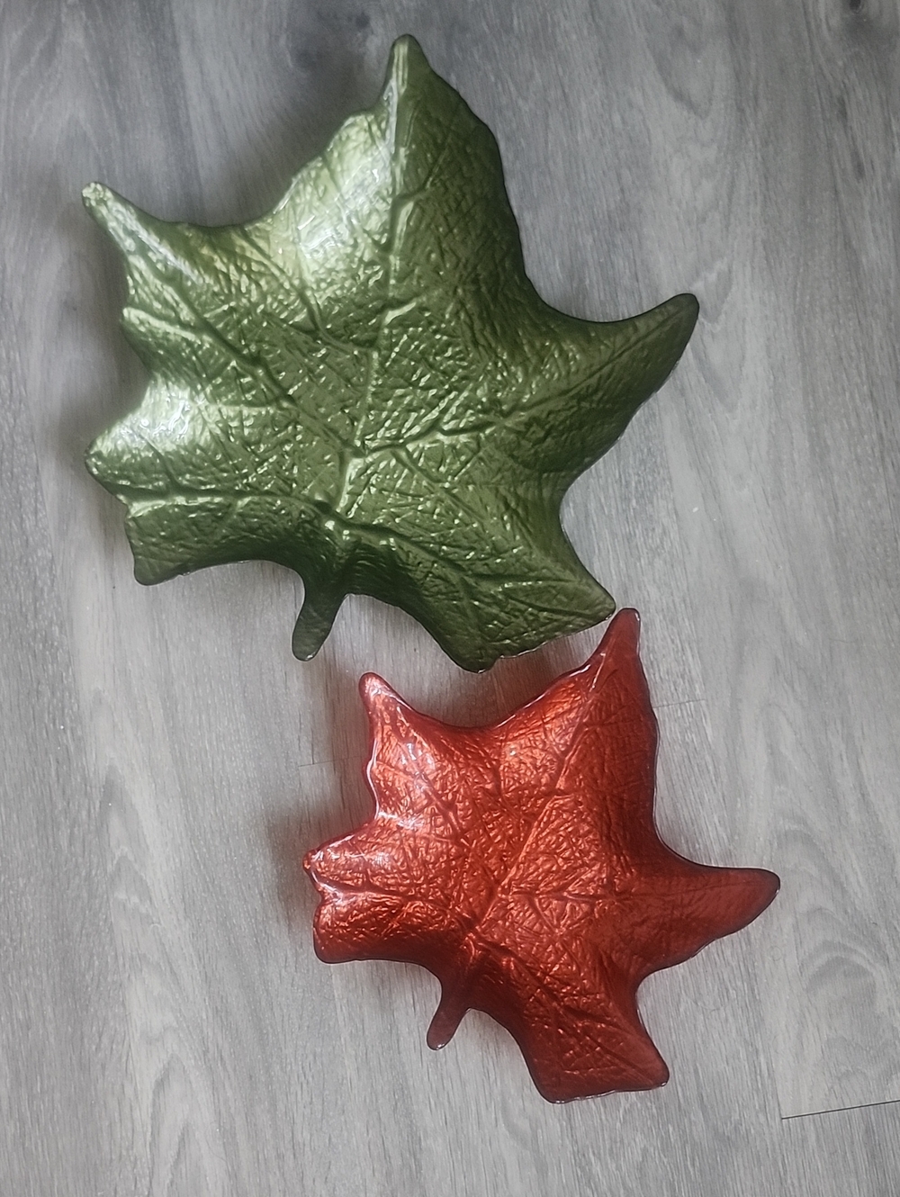Leaf-Shaped Decorative Trays in Green and Red
